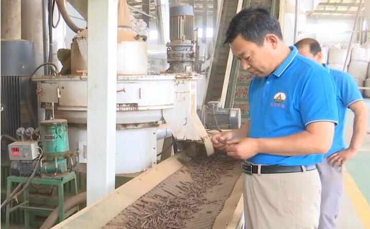 91免费视频网站生产线全部实现自动化，年处理秸秆等废弃物12万吨，有效解决了因废弃物堆积造成的农村环境问题，实现了农林废弃物的综合利用
